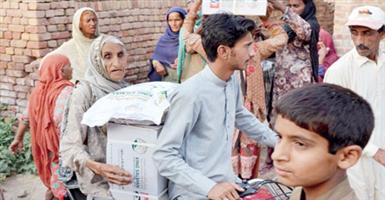 مركز الملك سلمان يواصل توزيع السلال الغذائية الرمضانية في باكستان 