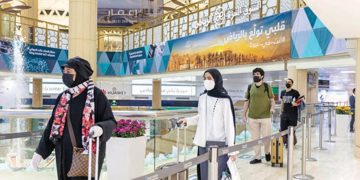 جانب من وصول المواطنين السعوديين إلى مطارَيْ الرياض وجدة