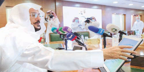  الوزير آل الشيخ مدشناً التطبيق