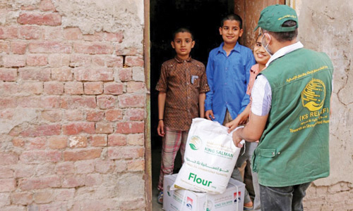 توزيع السلال الغذائية الرمضانية على الأسر في باكستان 
