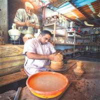 أبناء عائلة الغراش يرثون حرفة صناعة الفخار 