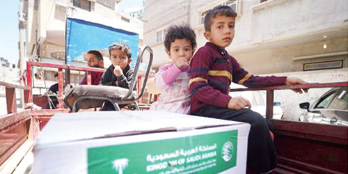 مركز الملك سلمان يواصل توزيع السلال الغذائية على الأسر في غزة 