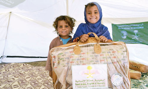 مركز الملك سلمان يوزع مساعدات إيوائية للنازحين  في اليمن 