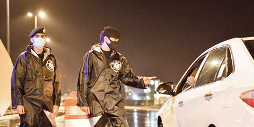 رغم الأمطار.. رجال الأمن يواصلون أعمالهم 