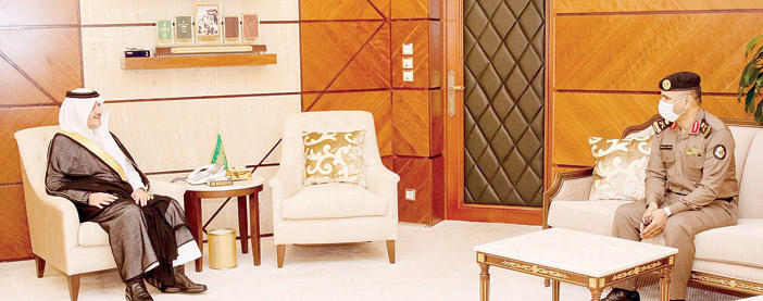 الأمير سعود بن نايف خلال لقائه مدير شرطة  المنطقة الشرقية