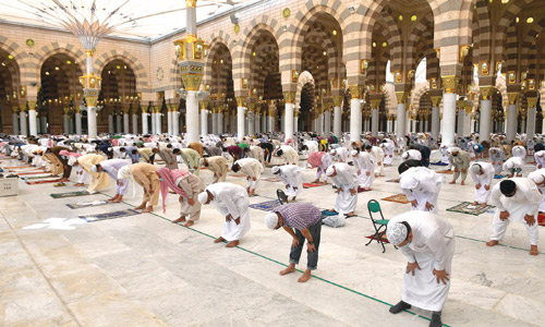 مراعاة الجوامع والمساجد التعليمات المتعلقة بالتباعد الجسدي 