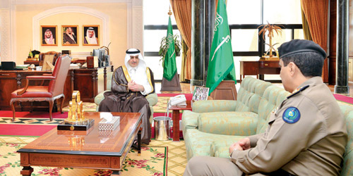 أمير تبوك يستقبل رئيس لجنة الدفاع المدني بالمنطقة 