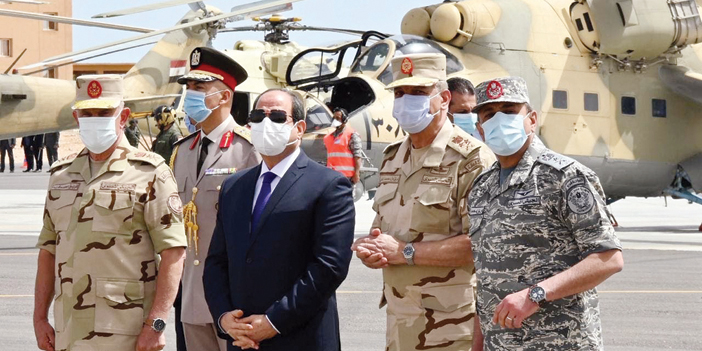  السيسي خلال تفقده عناصر المنطقة الغربية العسكرية