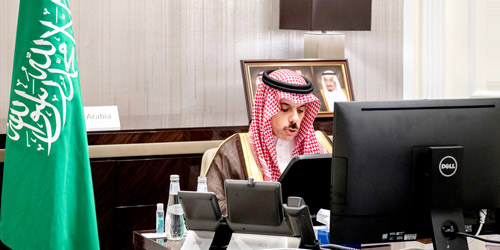  وزير الخارجية خلال مشاركته في الاجتماع الافتراضي
