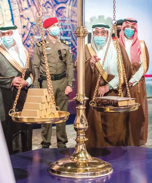  أمير منطقة القصيم خلال تفقده المركز