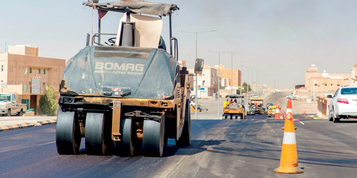  جانب من صيانة سفلتة عدد من الطرق والأحياء بمدينة بريدة