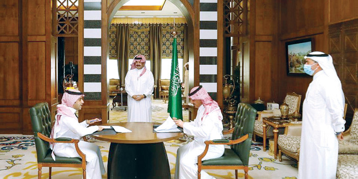  الأمير تركي بن طلال خلال رعايته التوقيع