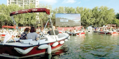 سكان باريس يشاهدون السينما على متن قوارب 