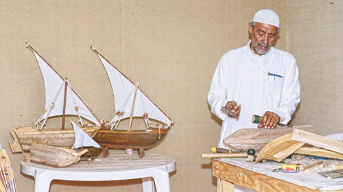 يد الحلواني تبرع في صناعة السفن التراثية 