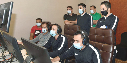  الحكام خلال مشاركتهم في الدورة التدريبية بالرياض