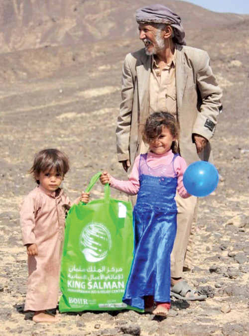 المملكة تواصل توزيع كسوة العيد على الأطفال الأيتام والنازحين بالمناطق اليمنية 