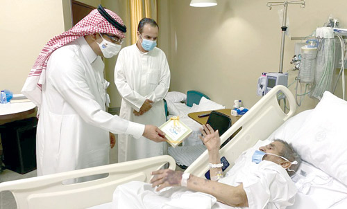   اللواء الداود خلال زيارته المرضى