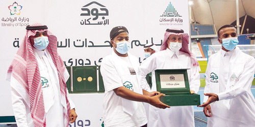   جانب من تسليم المستفيدين مساكنهم