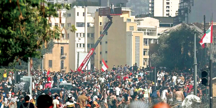 بعد مأساة مرفأ بيروت.. الشارع  ينفجر والمتظاهرون يحاصرون البرلمان 