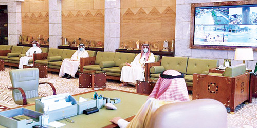 الأمير فيصل بن بندر يلتقي أمين المنطقة ومدير صحة الرياض 