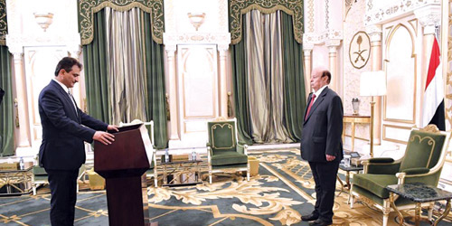 محافظ عدن يؤدي اليمين الدستورية أمام الرئيس هادي
