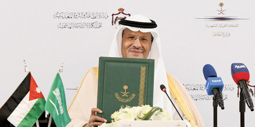  الأمير عبد العزيز بن سلمان بعد توقيع الاتفاقية