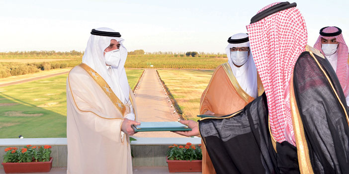  أمير منطقة تبوك خلال تكريمه الفائزين