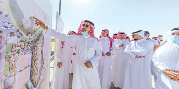  الحقيل خلال تفقده المشاريع