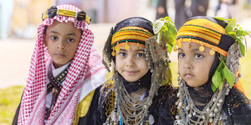 أطفال الباحة يضفون الجمال والبهجة للزي التراثي لأهالي وزوّار المنطقة 
