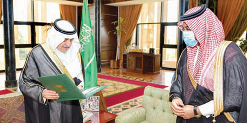  أمير منطقة تبوك خلال استقباله د. الذيابي