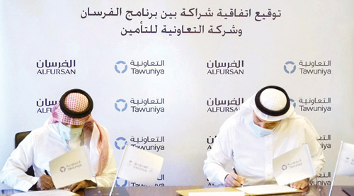  جانب من توقيع الاتفاقية بين التعاونية و»الخطوط السعودية»