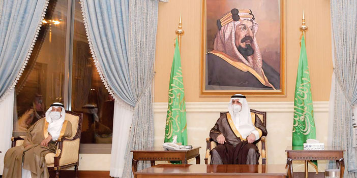  أمير منطقة تبوك خلال الجلسة الأسبوعية