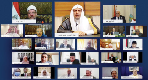  د. العيسى خلال المؤتمر