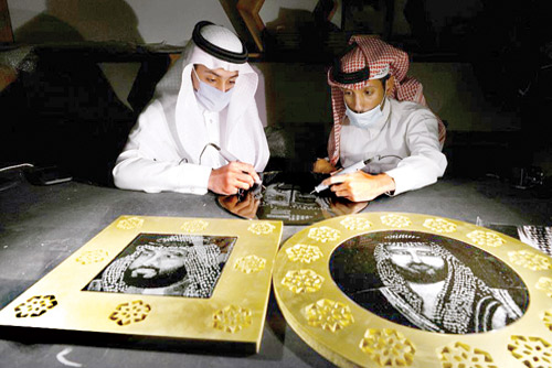  نايف وفهد خلال مزاولة فن الرسم