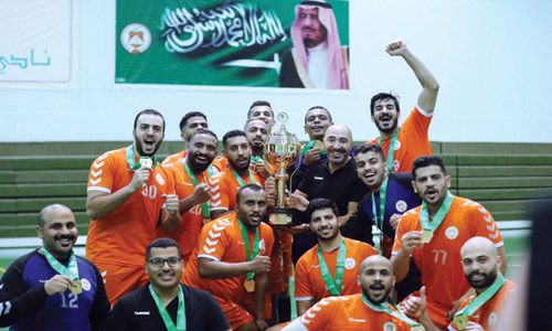  لاعبو الزلفي يحتفلون بالبطولة