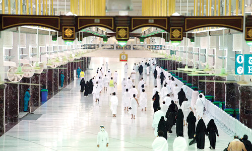  المعتمرون يؤدون العمرة