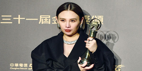 المغنية التايوانية Waa Wei تفوز بجائزة أفضل مغنية نسائيِة 