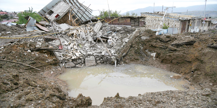  آثار القصف المتبادل في إقليم ناجورنو كاراباخ بين أرمينيا وأذربيجان