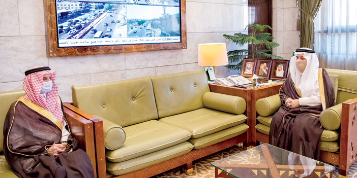 الأمير فيصل بن بندر خلال استقباله الدكتور السويلم