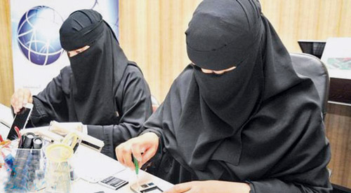  سعوديتان تمارسان عملهما في قطاع الاتصالات