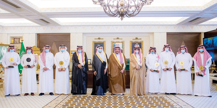  لقطة للأمير فيصل بن مشعل ومحافظ الرس وراعي الجائزة خالد المالك مع المشرفين والفائزين بها