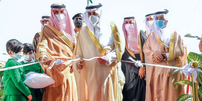  الأمير فهد بن سلطان خلال افتتاحه المبنى