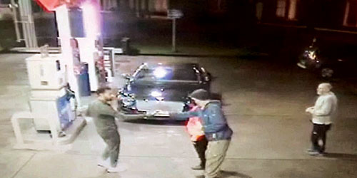  صلاح يمنح المتشرد 100 جنيه إسترليني