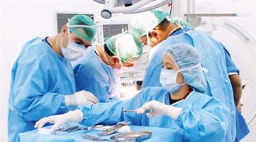 عودة النظر لـ«خمسينية» بعد عملية منظار دقيقة لإزالة ورم في الغدة النخامية 