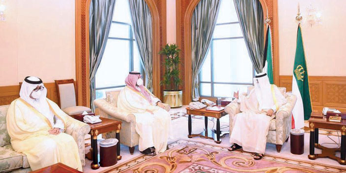 أمير الكويت خلال تسلمه الرسالة