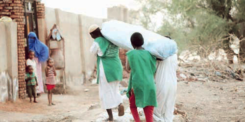 توزيع مساعدات إيوائية للمتضررين من الفيضانات في السودان 