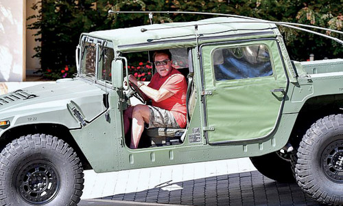 شوارزنيجر يتجول بسيارته العسكرية في سانتا مونيكا 