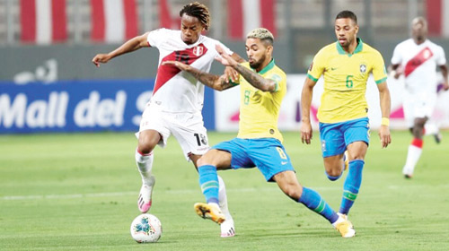  كاريلو مع منتخب بيرو أمام البرازيل ضمن تصفيات أميركا الجنوبية