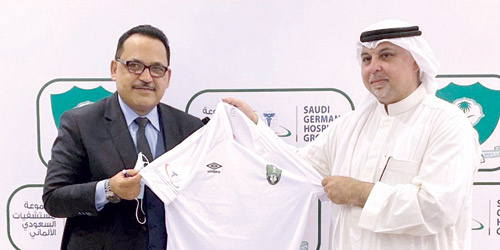  قميص النادي الأهلي وقد حمل شعار مجموعة السعودي - الألماني