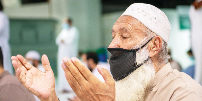  أدى المعتمرون الصلوات في المسجد الحرام بأجواءٍ إيمانية مفعمة بالأمن والأمان